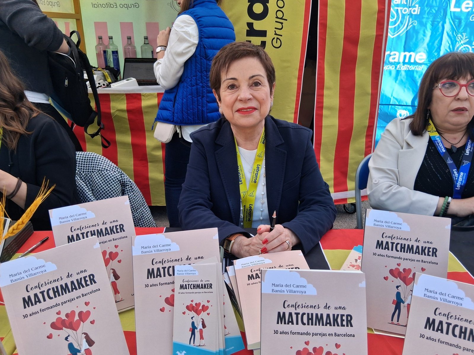 Maria del Carme Banús Villarroya firmó ejemplares de Confesiones de una matchmaker en Sant Jordi 2025 junto a Editorial Letrame