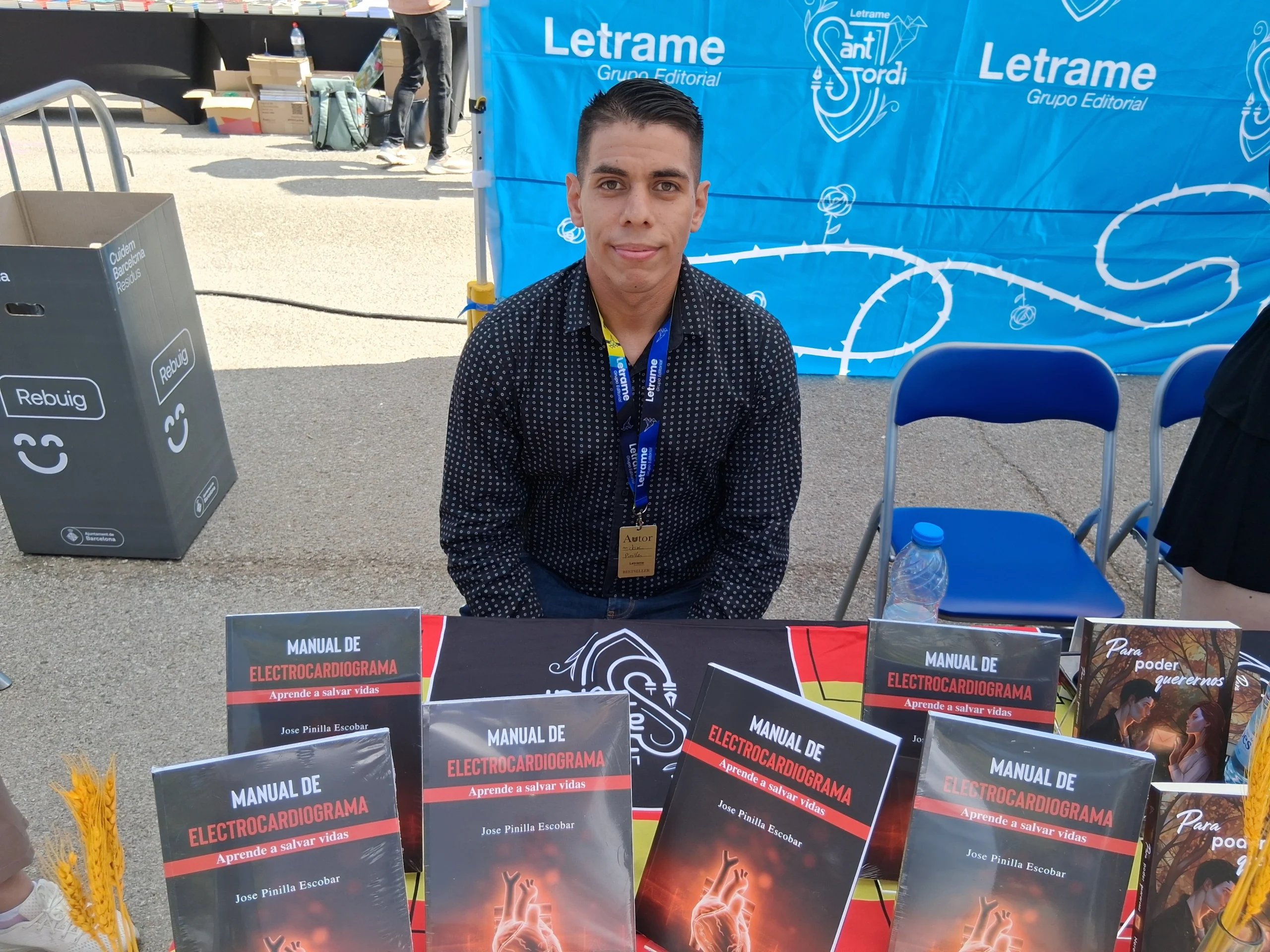 Sant Jordi 2025: Jose Pinilla Escobar firma ejemplares de su "Manual de Electrocardiograma: Aprende a Salvar Vidas" en la parada de la Editorial Letrame